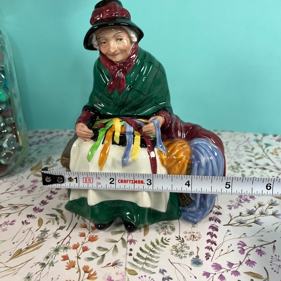 Royal Doulton ''Silk and Ribbons”Signed By Leslie H, Figurine HN2017 England 6”H - Picture 14 of 16